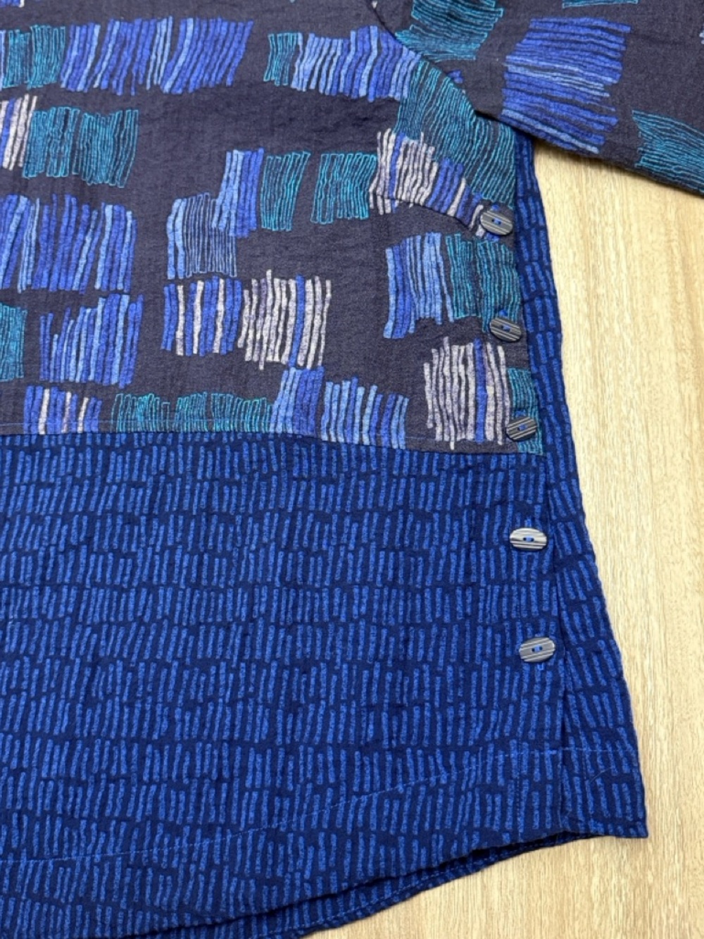 Habitat Patch Hi Long Sleeve Blouse / Tee Size Medium Blue Pattern - Picture 3 of 10